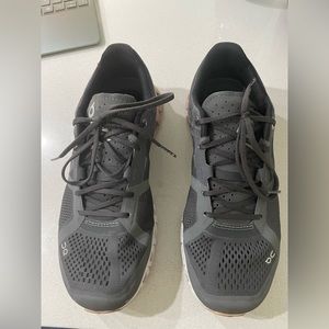On cloud sneakers like new!! 6.5 size